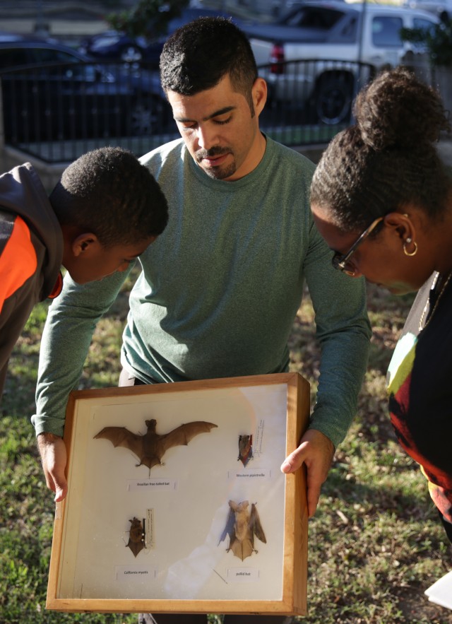 Miguel Ordeñana shows bats to the Robateau&#039;s