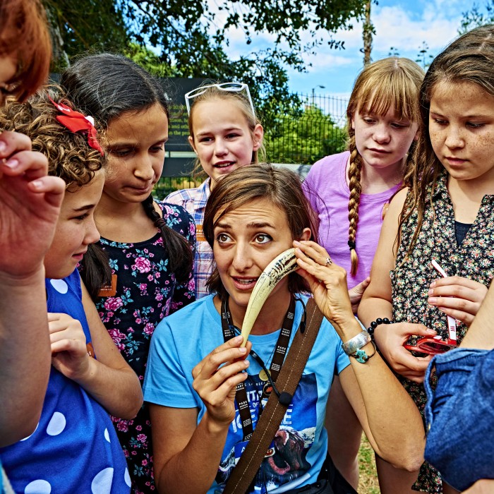 gallery interpreter with kids at tar pits field trip